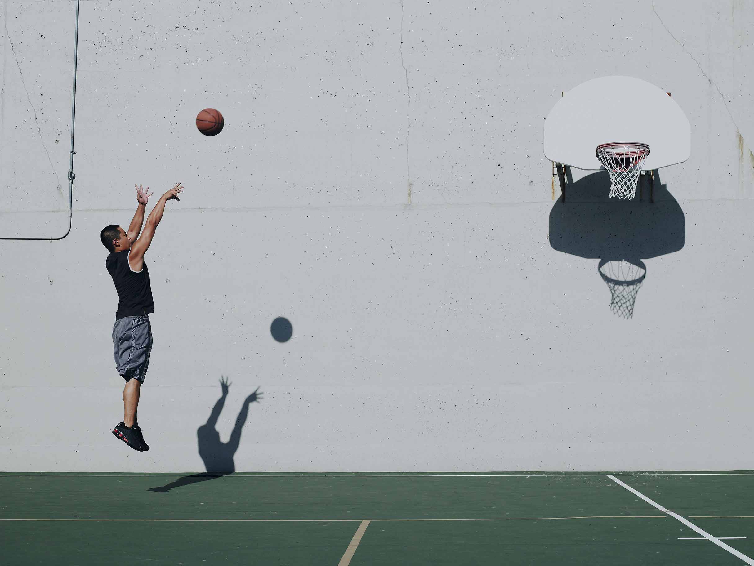 Mann wirft einen Basketball