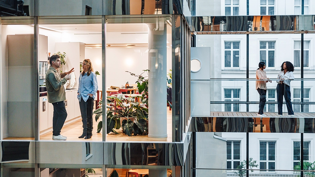 Frau sitzt am Rechner im Büro