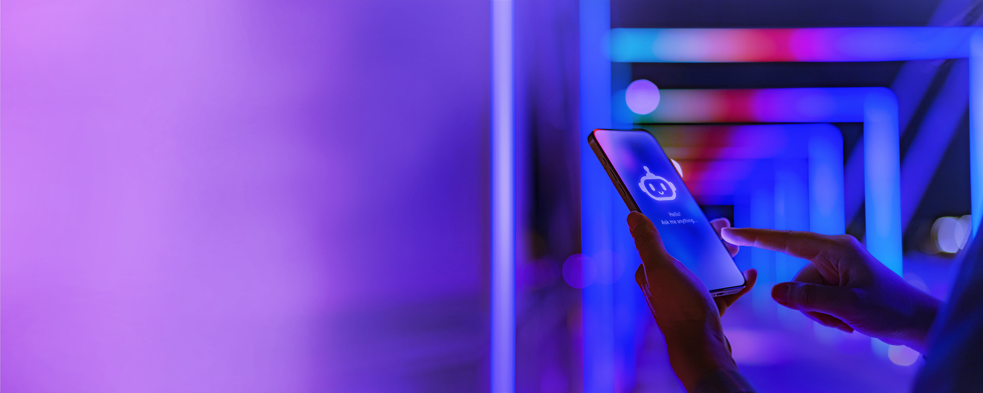 Frau sitzt am Laptop