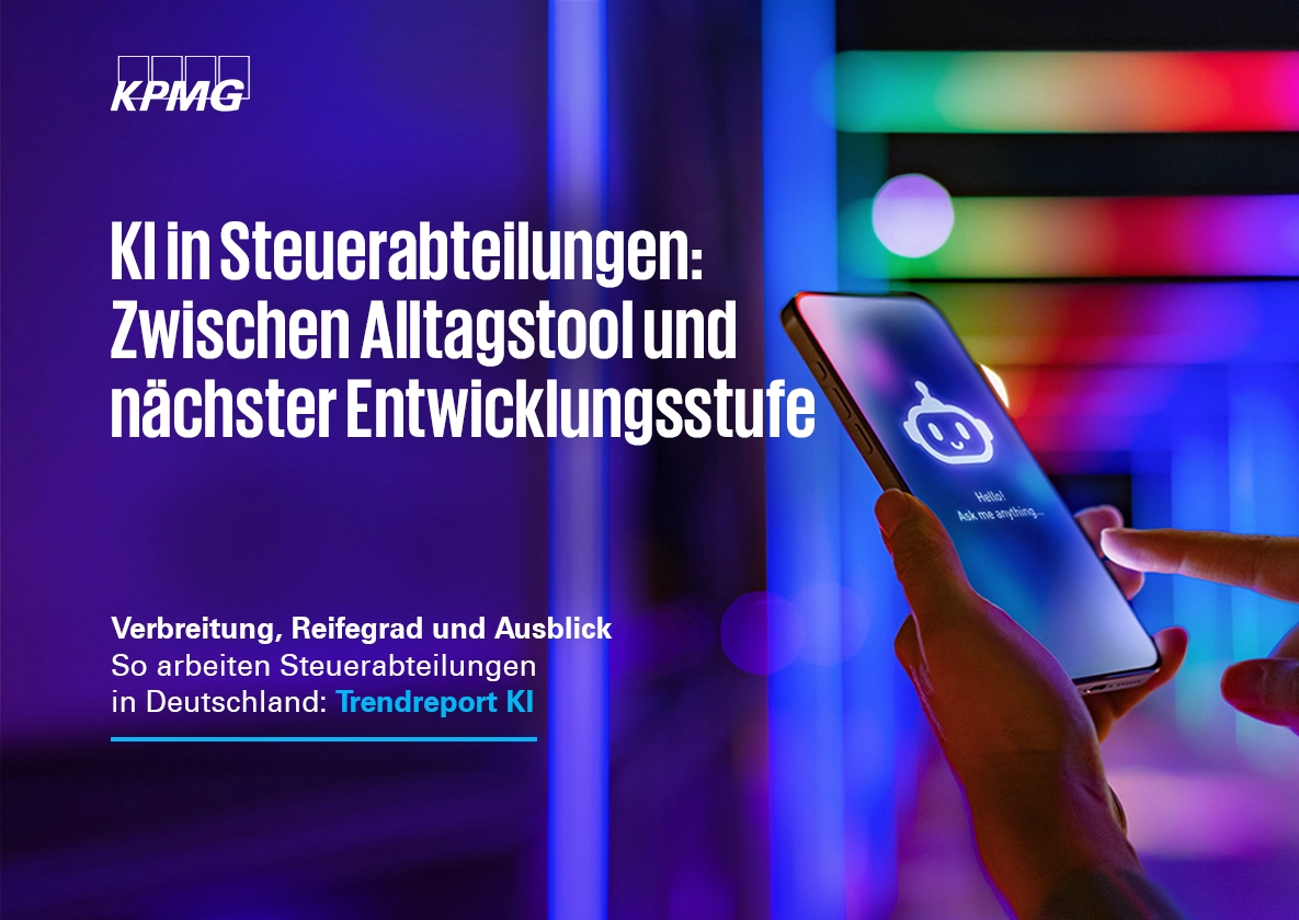 KPMG-Grafik mit dem Titel „KI in Steuerabteilungen: Zwischen Alltagstool und nächster Entwicklungsstufe“ auf violettem Hintergrund; ergänzender Text verweist auf Verbreitung, Reifegrad und Ausblick (Trendreport KI). Rechts hält eine Hand ein Smartphone mit Chatbot-Icon vor einer farbig beleuchteten, unscharfen Umgebung.